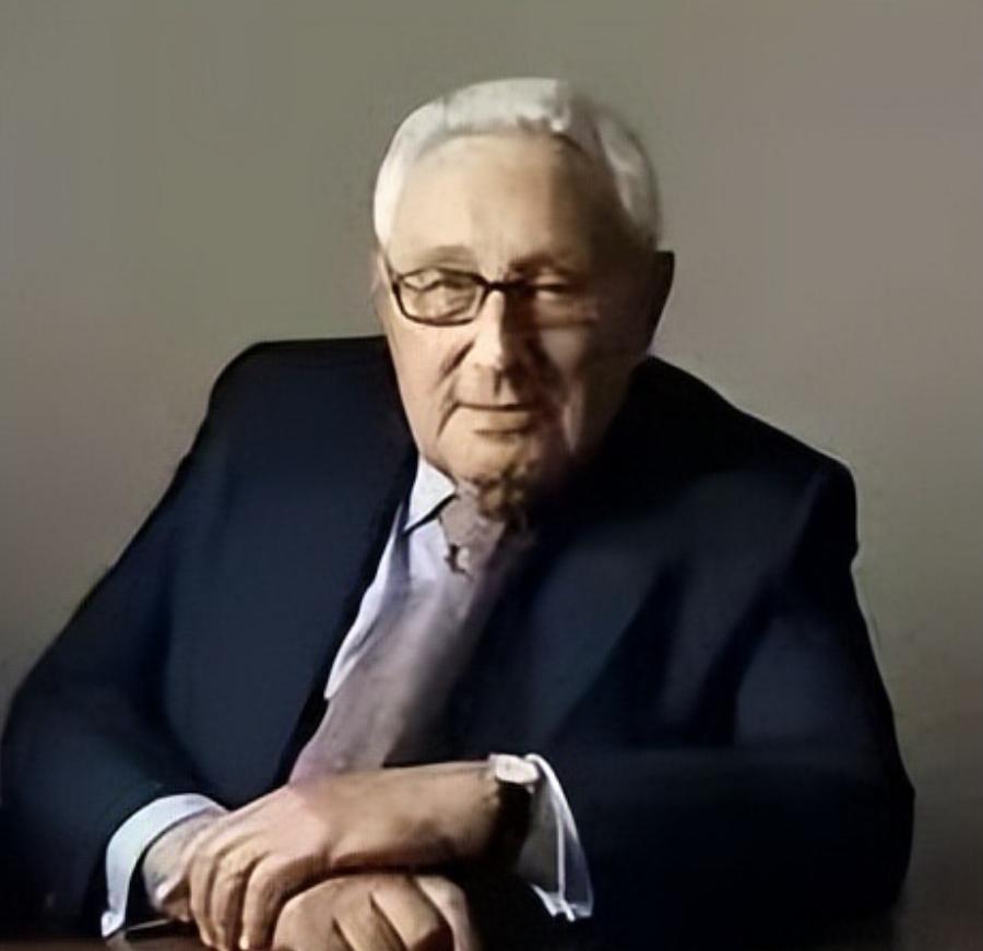 基辛格早就说过，俄乌打久了，最先倒霉的不是美国，不是小国，是德国。德国这么多年，