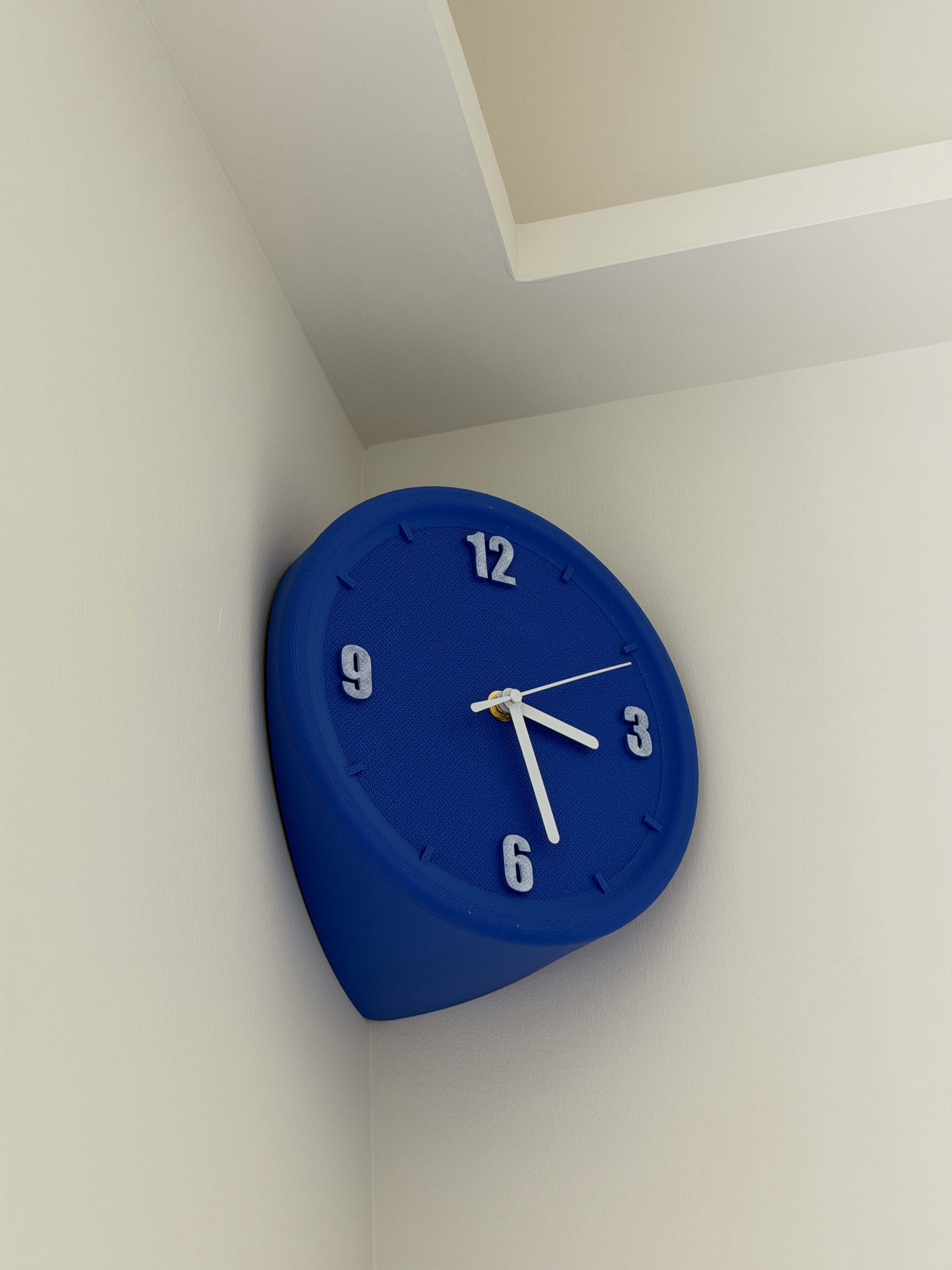 这个钟有点意思吧，几十块，白色字是我手涂的 