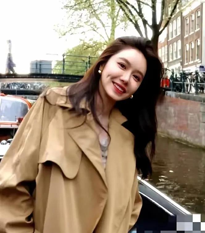 这女的气质归气质，漂亮归漂亮，一看，就不是挂在小太阳青春档的。不知为啥，竟有人把