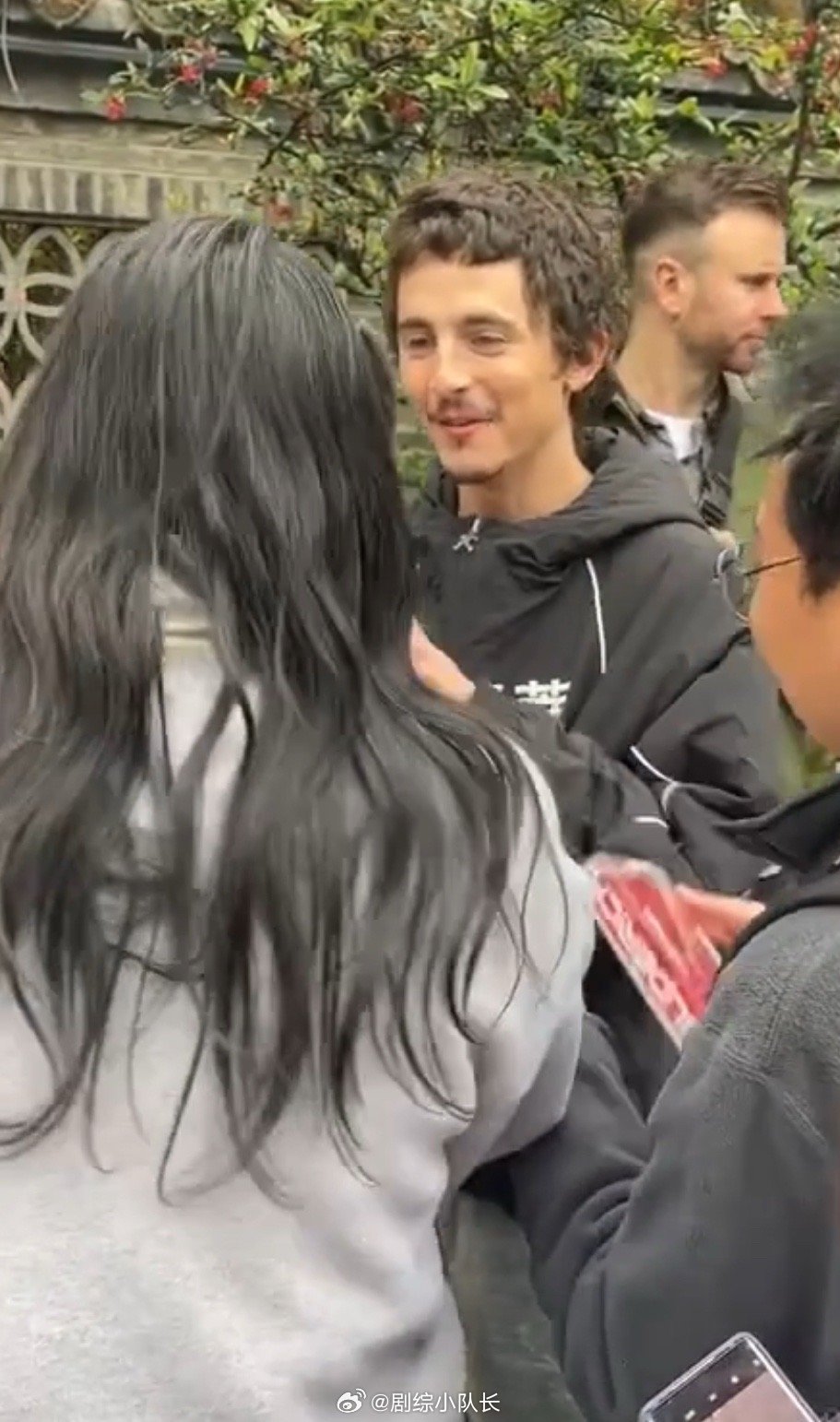 甜茶亮相成都 成都的影迷也太会了！甜茶刚出现就被各种祝福包围，“奥斯卡好运”喊得