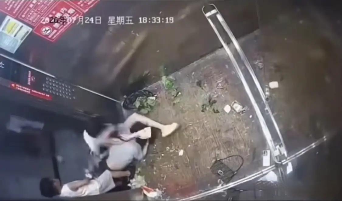 真的大开眼界！湖北仙桃小区闹出一场电梯大战！

就因为小男孩站在电梯门口堵门20
