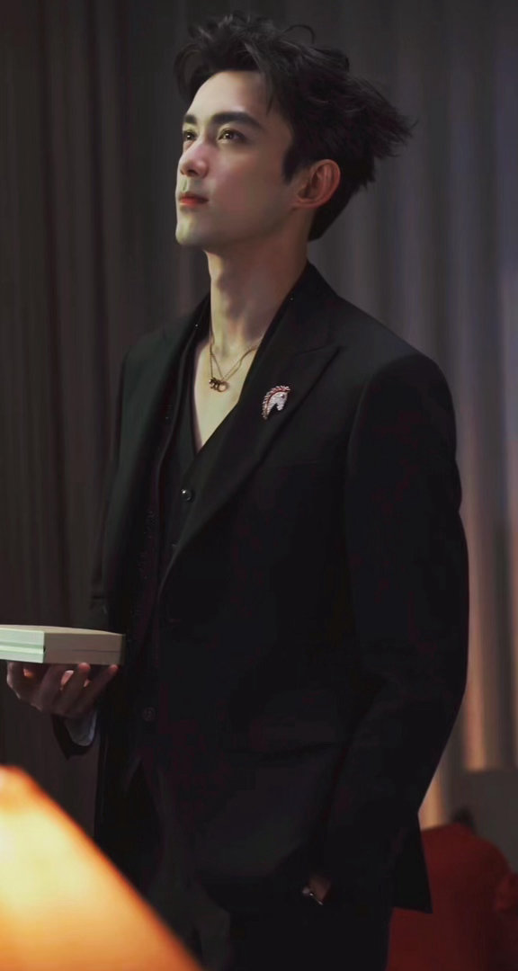 吴磊的双喉结 是谁发现了吴磊的双喉结这个宝藏！从侧面看线条分明，从正面看若隐若现