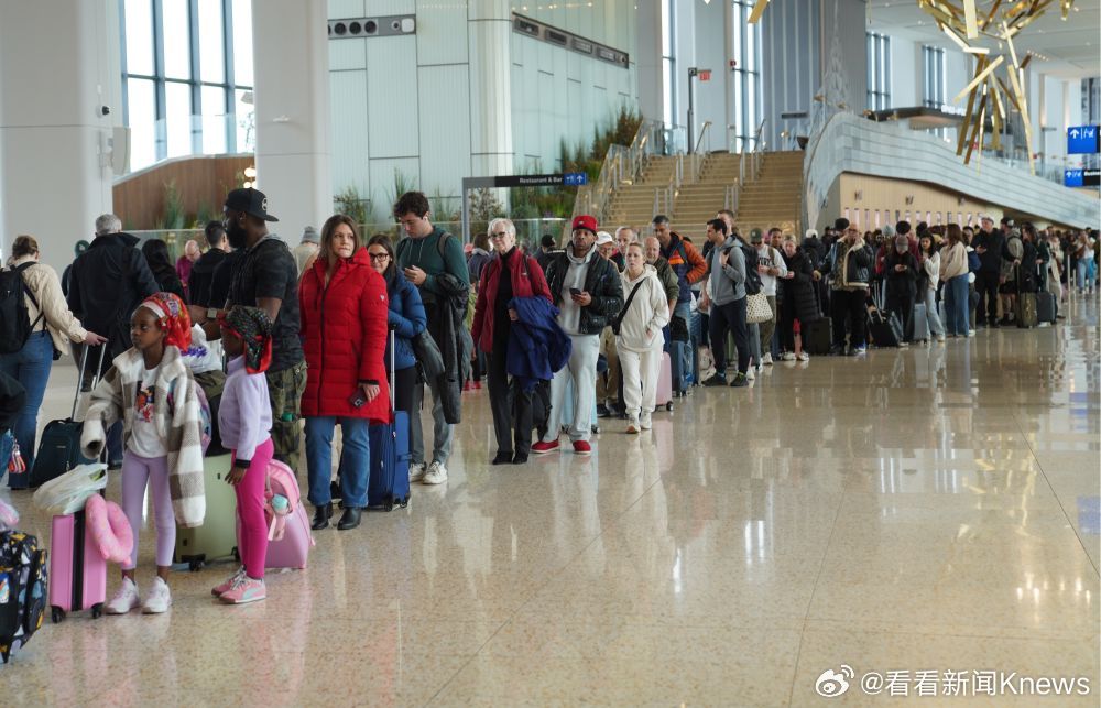 【#美机场安检员终于领到工资了# 缺勤率大幅下降】美国运输安全管理局说，由于领到