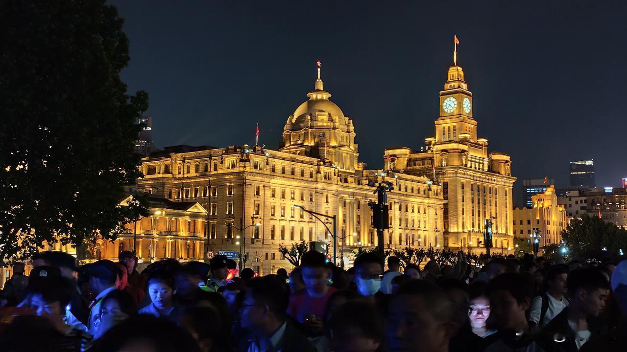上海有哪些独特的风景上海的独特风景就是外滩的古老建筑，彰显着100多年前上海的繁