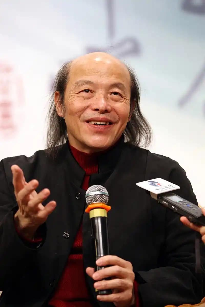 “海葬喂了鱼，不好；土葬喂了虫，不好；还是树葬好，天人合一，和大树融为一体，树活