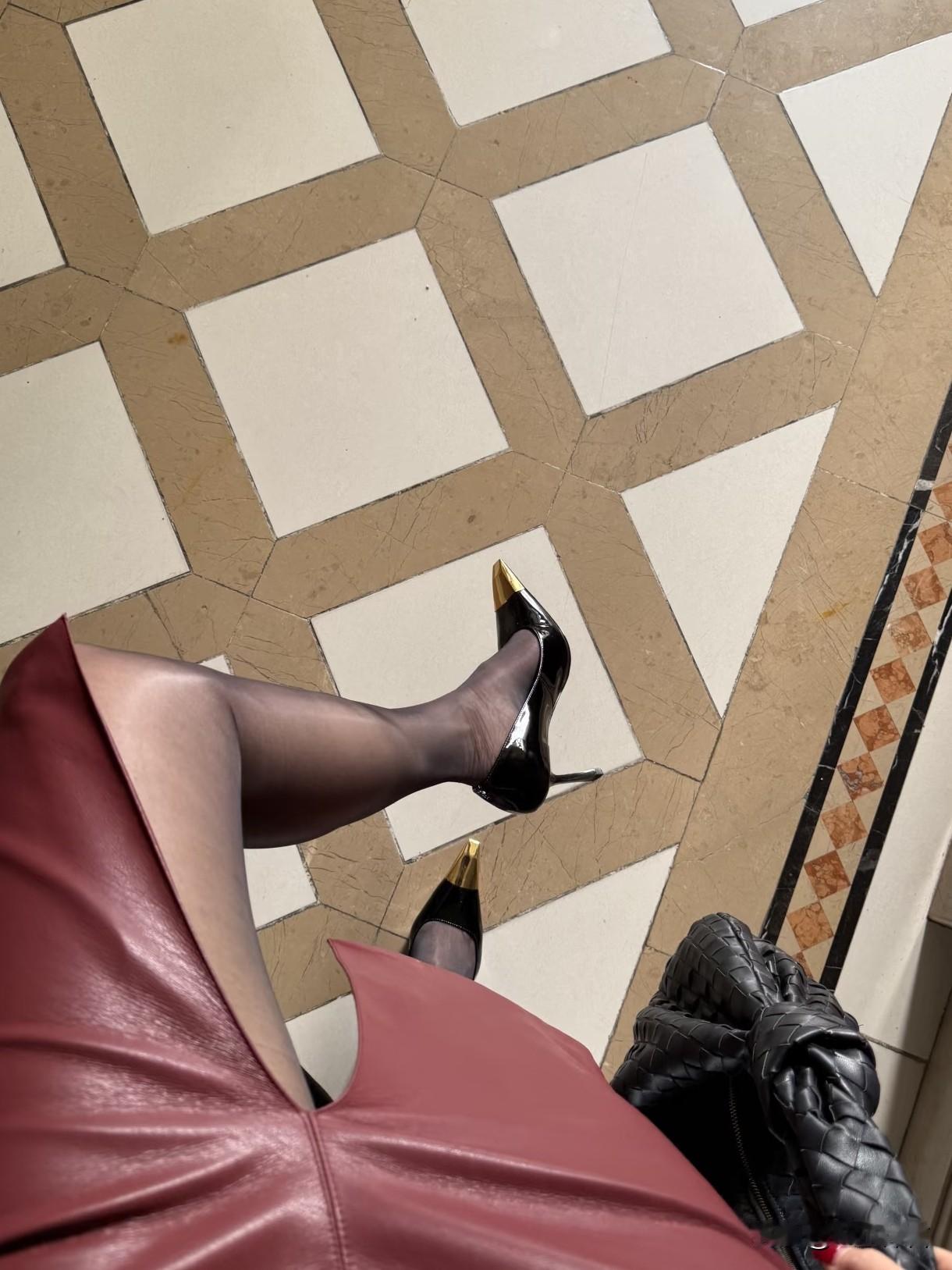 这皮裙配红色丝袜配吗