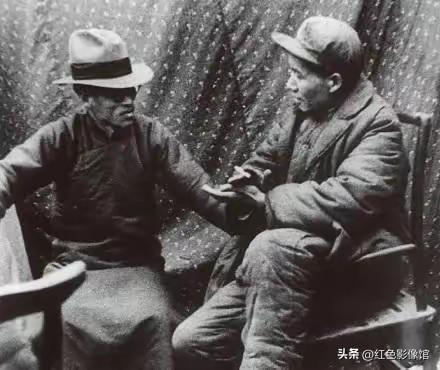 这张历史照片拍摄于1938年1月的延安，画面右侧是毛泽东，左侧是爱国民主人士、国