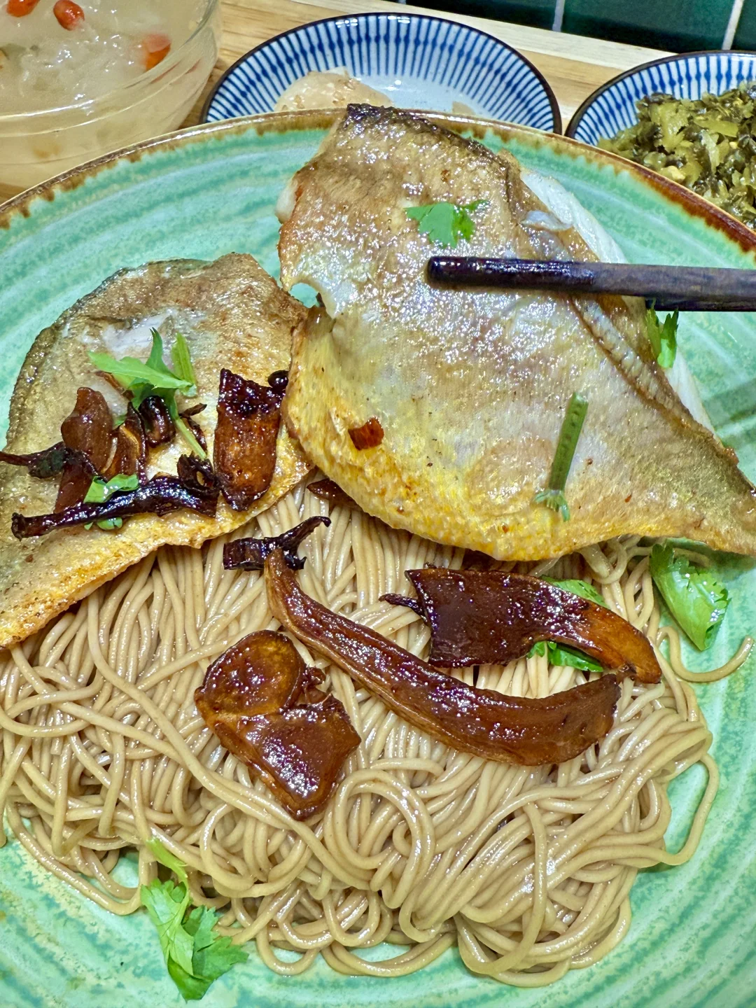 南京东路敲好吃的牛肝菌黄鱼拌面