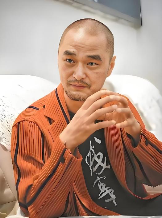 身价10亿的冯唐在家泡茶时，身上常带的一块玉突然碎了！当天晚上他高烧不退，医生也