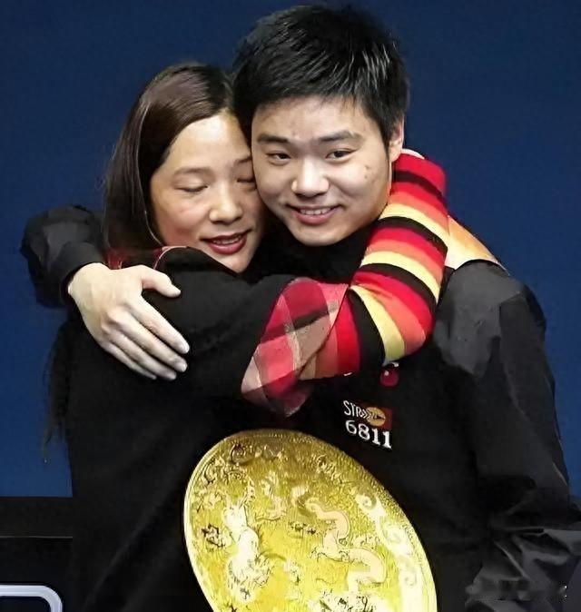 丁俊晖娶了大他6岁的普通编辑，而不是“九球天后”潘晓婷。很多人想不通：放着光芒四
