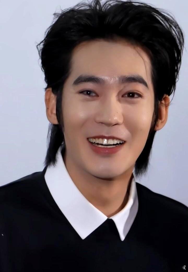 谁能想到，仅凭一双不同颜色的眼眸，就能在娱乐圈中独树一帜。 起初，众人发现于适的