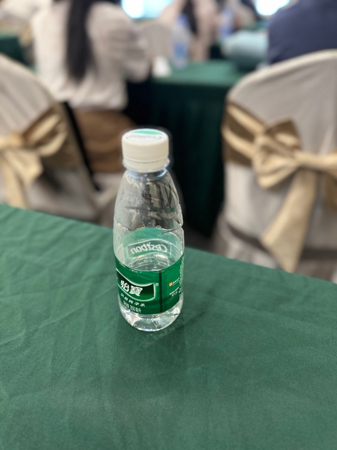 下午培训的时候我上午坐的座位已经有女生坐了，所以我也坐了之前别的女生的位置，结果