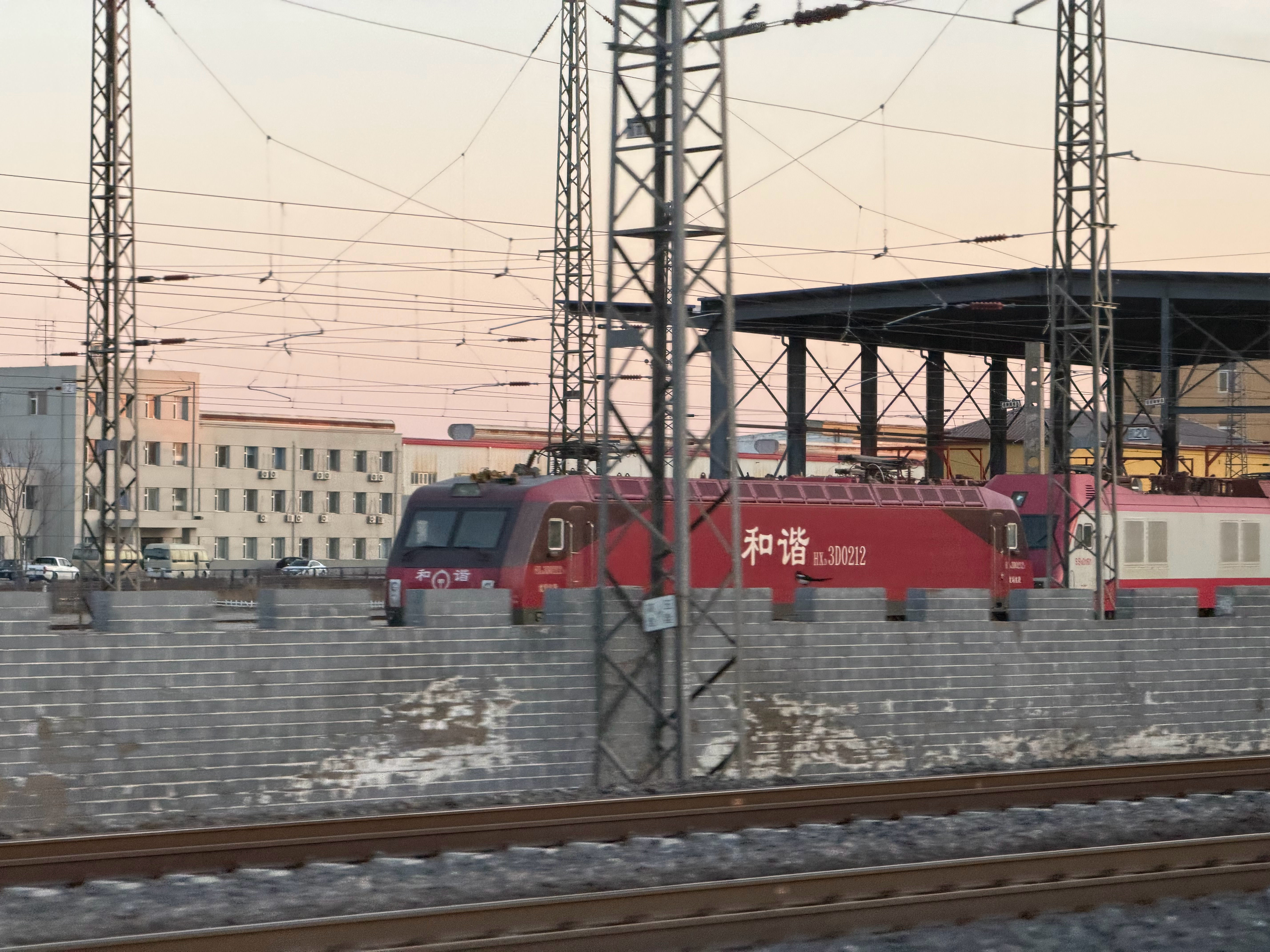 有10多年没坐过绿皮火车了！没想到还有很多在运营刚刚看过去的两列上座率也不低！ 