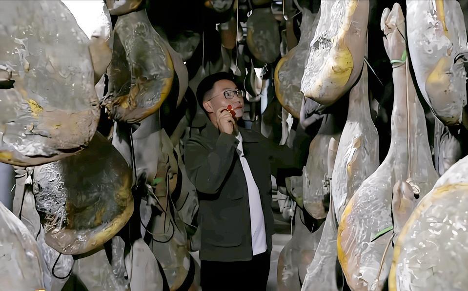 2017年，云南一小伙掏空家底，耗资千万块钱买猪肉，结果却全部扔进到山洞里，任其