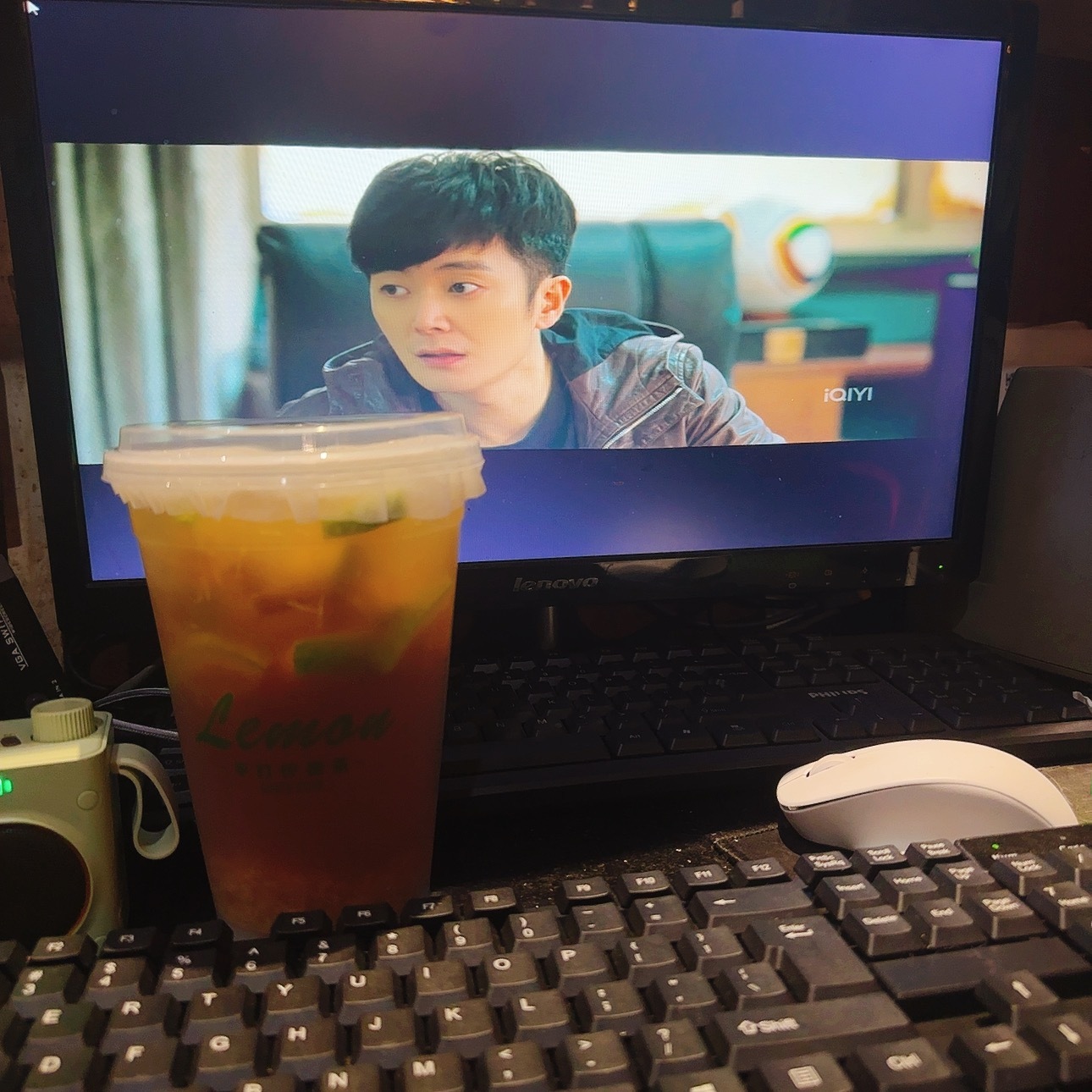 山风晚晚 就是这么巧同事给点的霸王杯鸭屎香手打柠檬茶只有实习生点了大杯奶茶