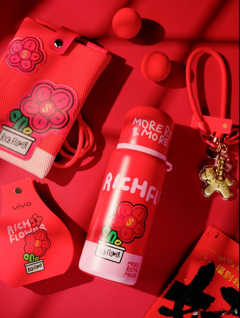 蓝厂的有钱花限定礼盒，摆上感觉年味十足了最近年货节购机还有各种权益新年礼物可以安