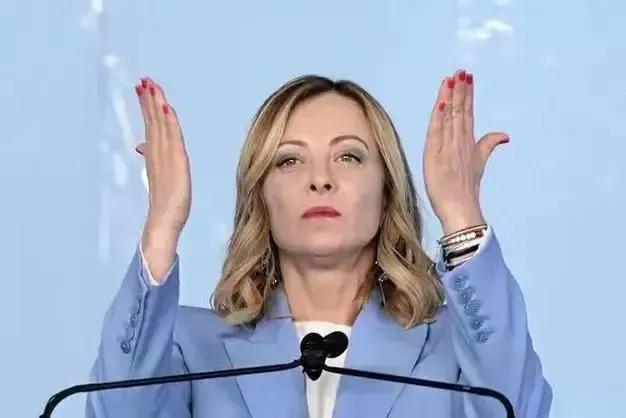 【大姐大】
意大利总理梅洛尼藐视以色列，勇敢前往黎巴嫩联合国维和部队意大利营地访