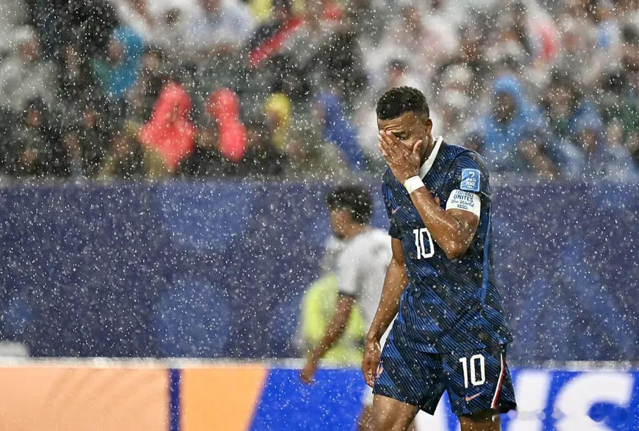 法国伊拉克 暴雨法国vs伊拉克下半场因雷暴天气推迟美加墨世界杯I组第二轮法国对阵