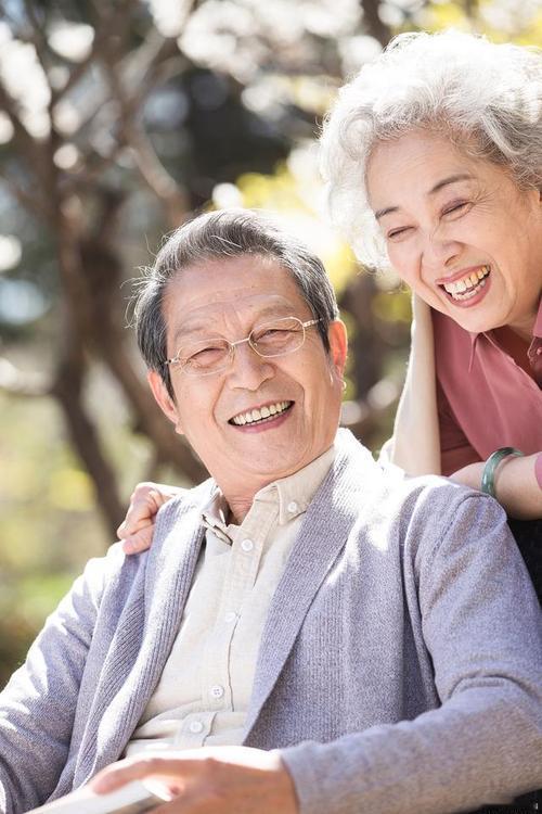 父母年岁渐长，手里得留些钱。我家老父亲八十多岁了，上个月出去遛弯时中风，幸亏他包