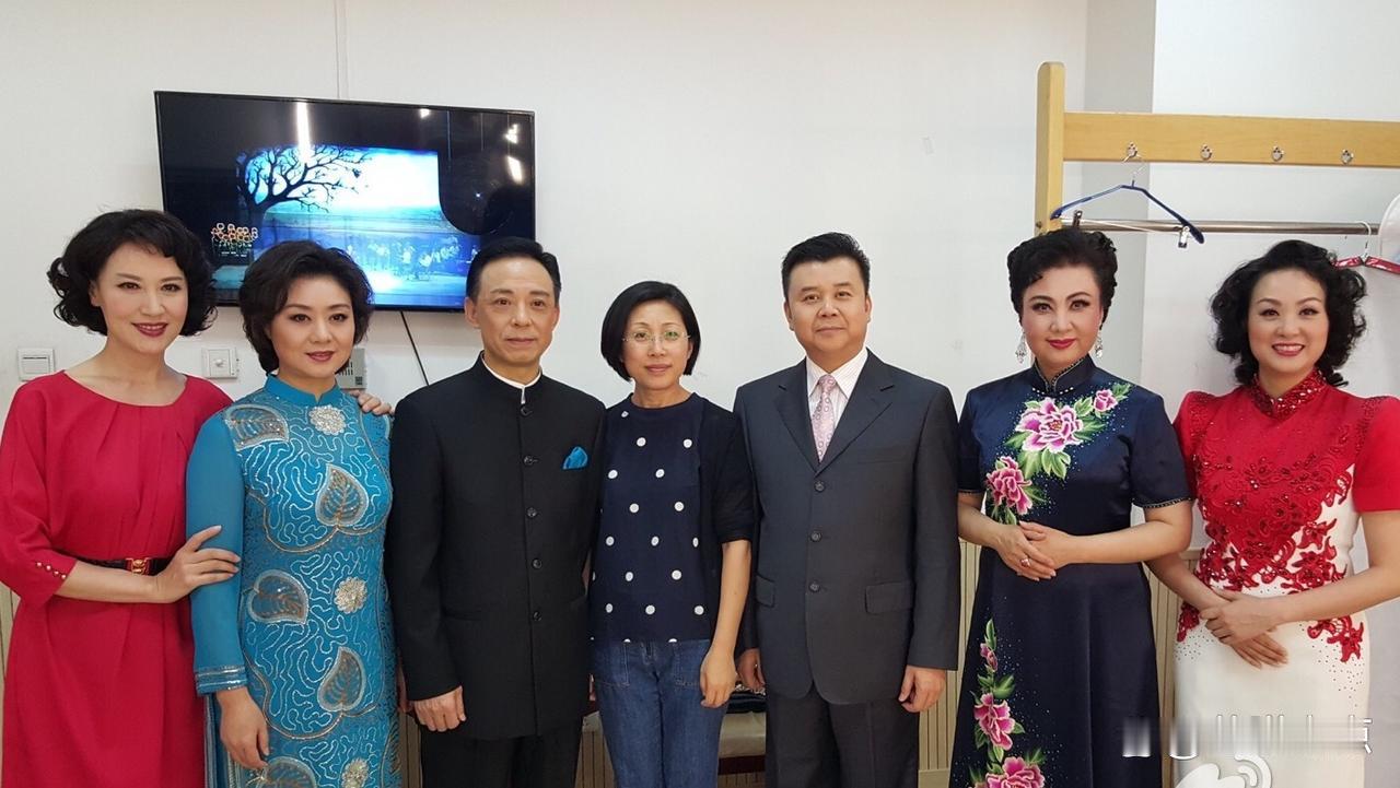 一众京剧名家合影，我只认出了李胜素、于魁智，还有谁呢？