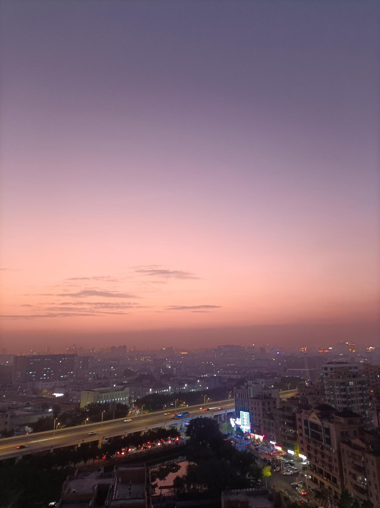 随手拍最美黄昏落日昨天拍到的黄昏落日夕阳，太阳完全下山了，天上还很美！