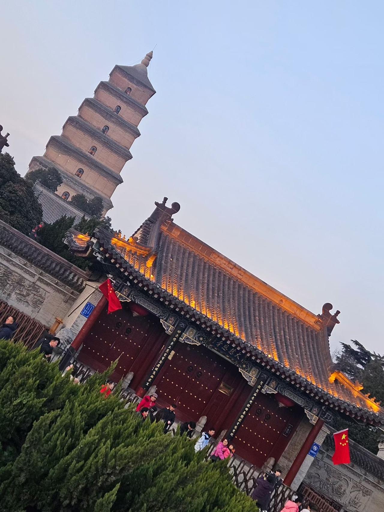 新年爱好打卡风从塔尖掠过，仿佛还带着千年前的梵音。我在西安，等一场梦回大唐。把新