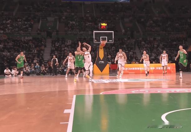 李虎翼拉拽徐杰很危险，吃到违体犯规



辽粤大战一边倒，第四节全华班大战，胡明