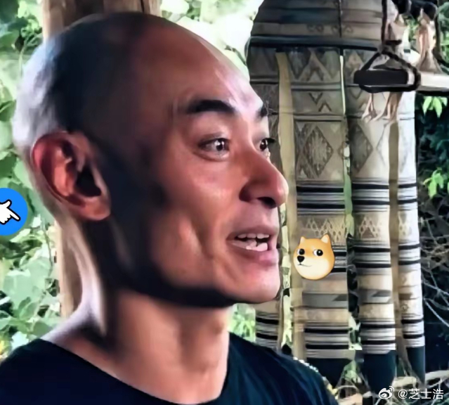 成都那个光头鼓手叶松源是不是有点邪门？定居四川十年不沾辣啃法棍，川普夹着说不清的