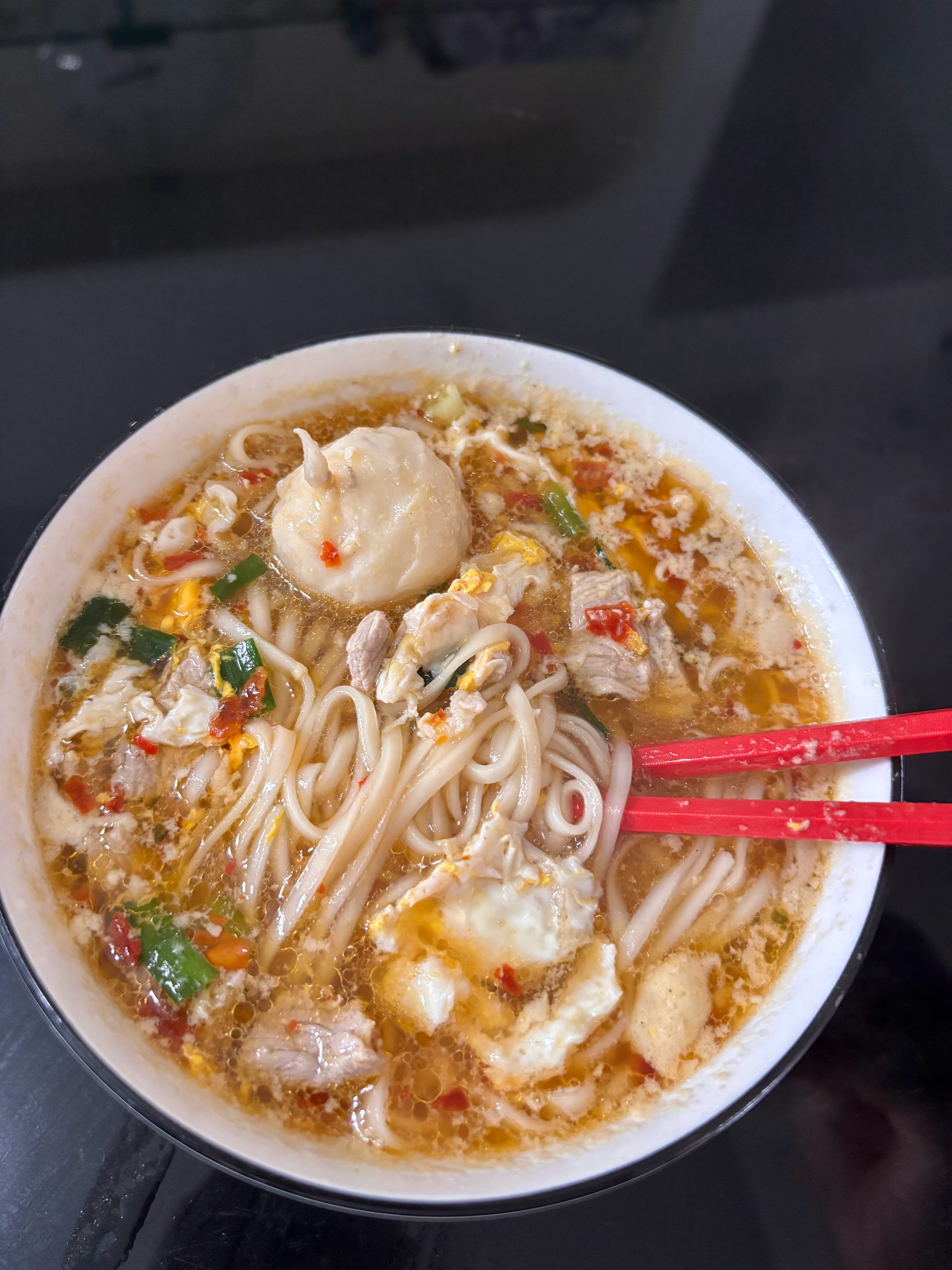 今儿煮面条 加了几个墨鱼丸 nice！ ​​​