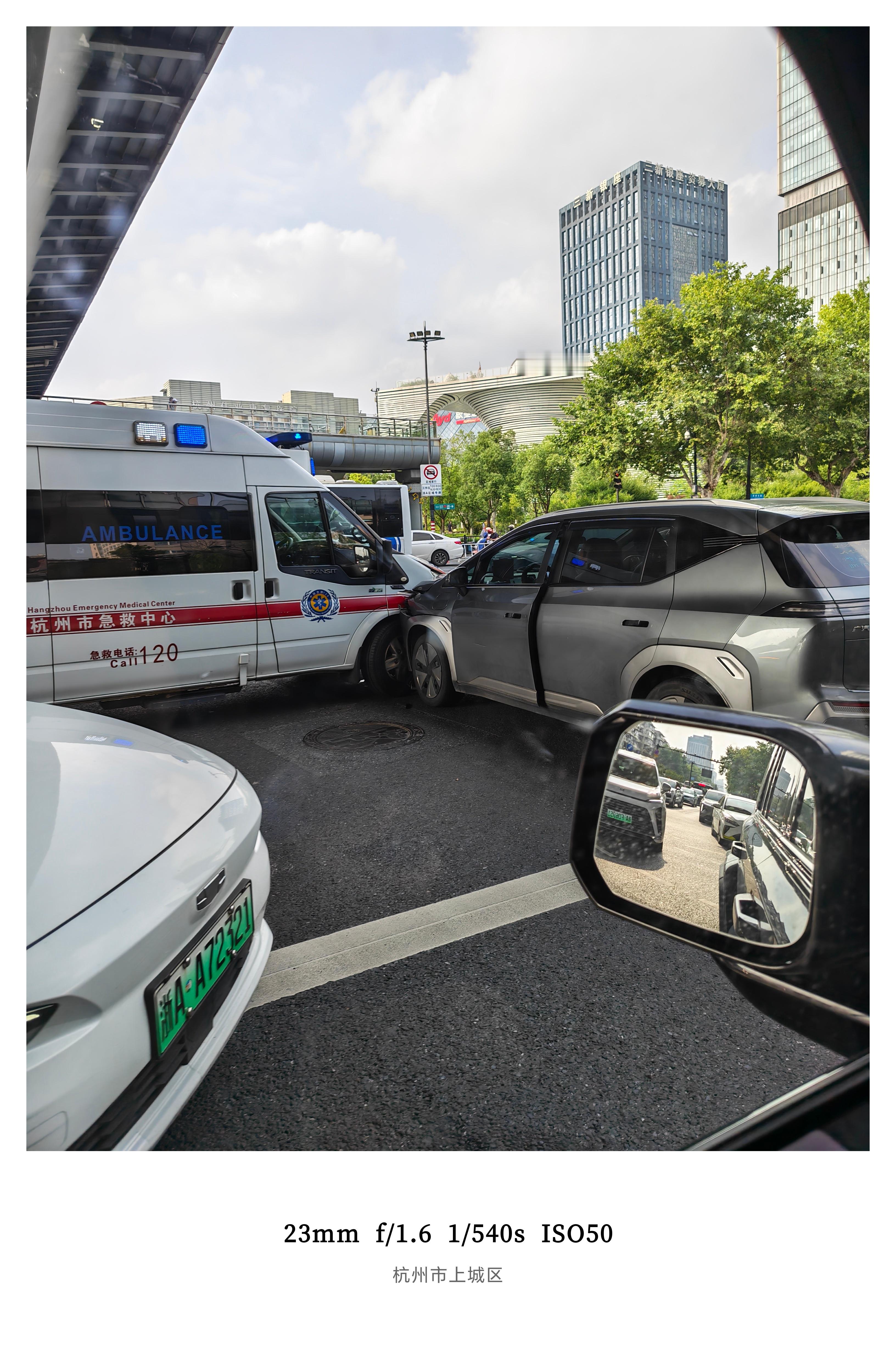 今天在路口等红绿灯的时候右边车道有辆救护车鸣笛驶过没想到跟绿灯左转的车辆发生碰撞