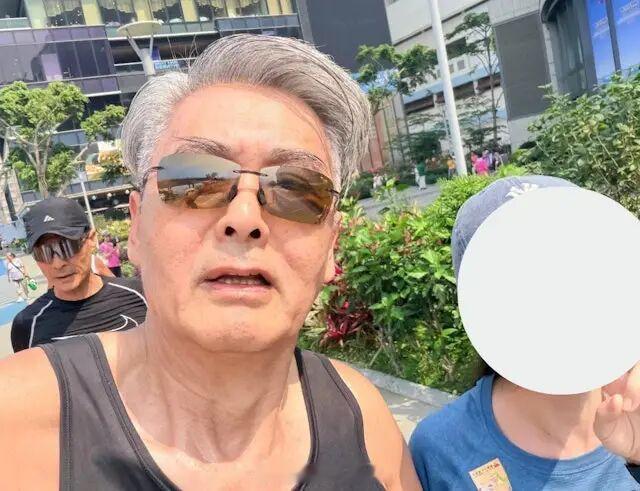 71岁周润发满头白发，卖房套现，岁月不饶人啊