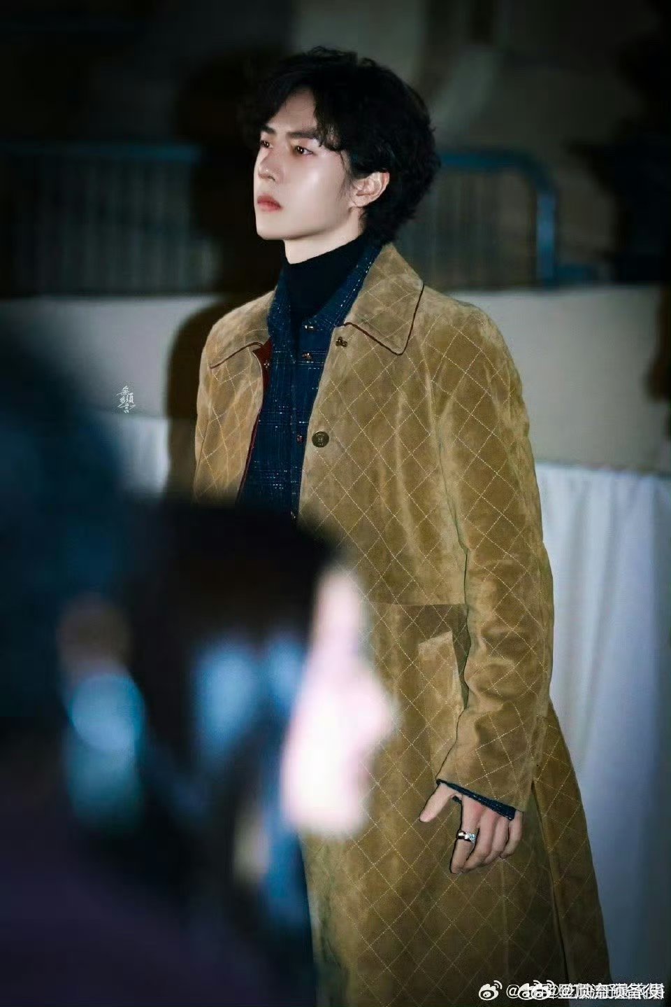 王一博出席巴黎时装香奈儿大秀 一身墨镜大衣如何 帅到你了吗 王一博谷爱凌张钧甯合