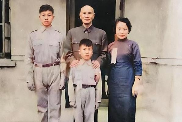 1953年，蒋介石得知戴笠的儿子被枪毙后，命令毛人凤把戴笠的后人接到了台湾。等到