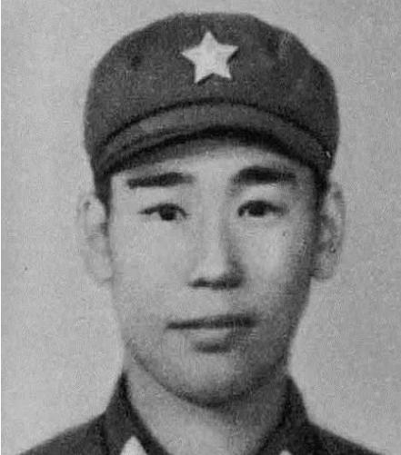 1979年2月，姜利民摸到了越军阵地，越军没有发现他，谁知他突然打开手电筒，越军