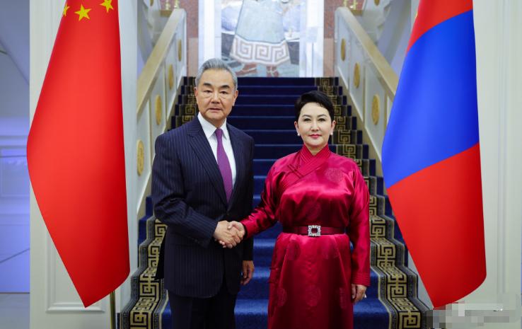 中国和蒙古国谈妥了。6月13日，蒙古国总统呼日勒苏赫在乌兰巴托会见中国外交部长王