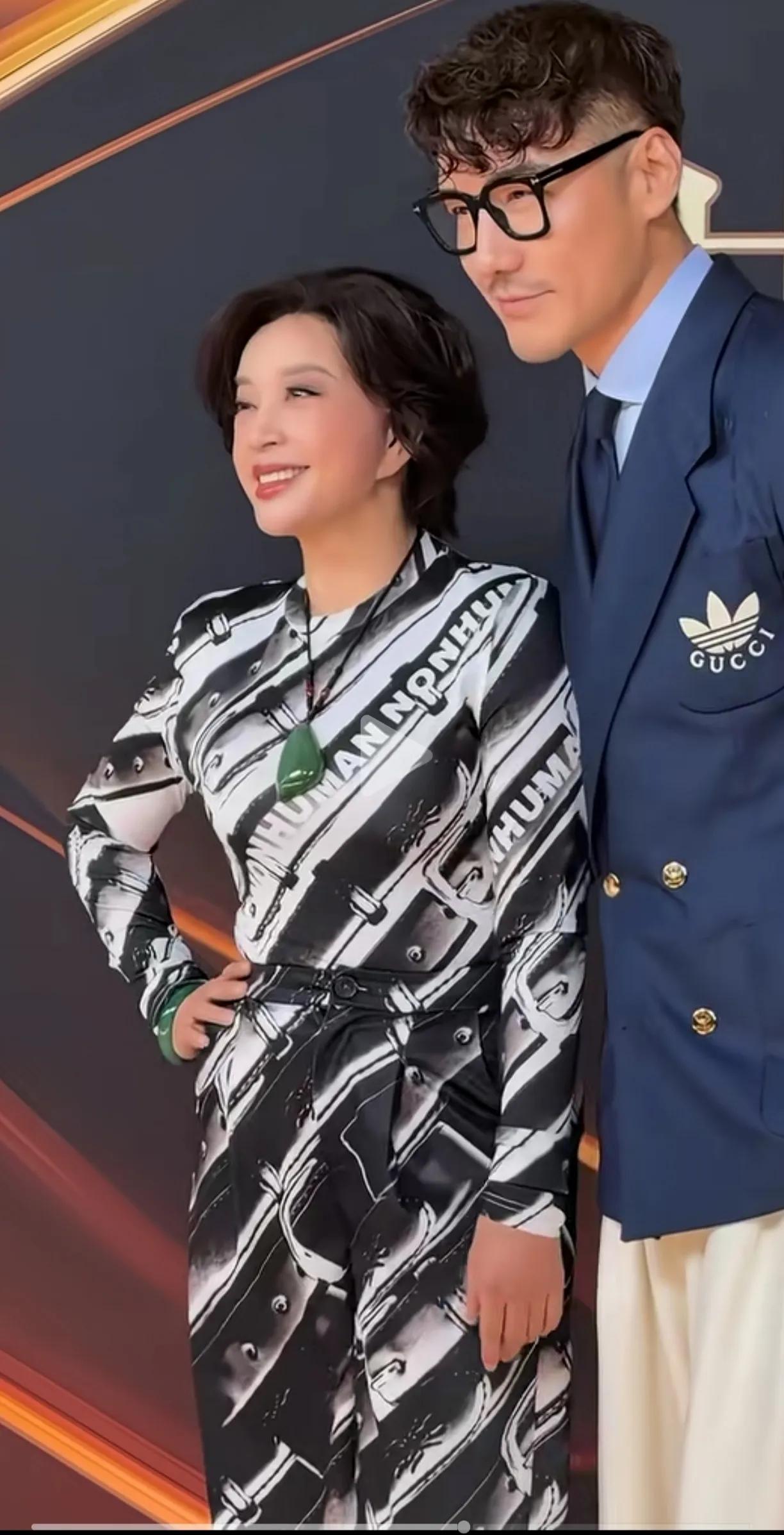 晓庆丫头，太年轻了，跟比她还小20岁的胡兵同框，竟然看不出年龄差，背不驼腰不弯，