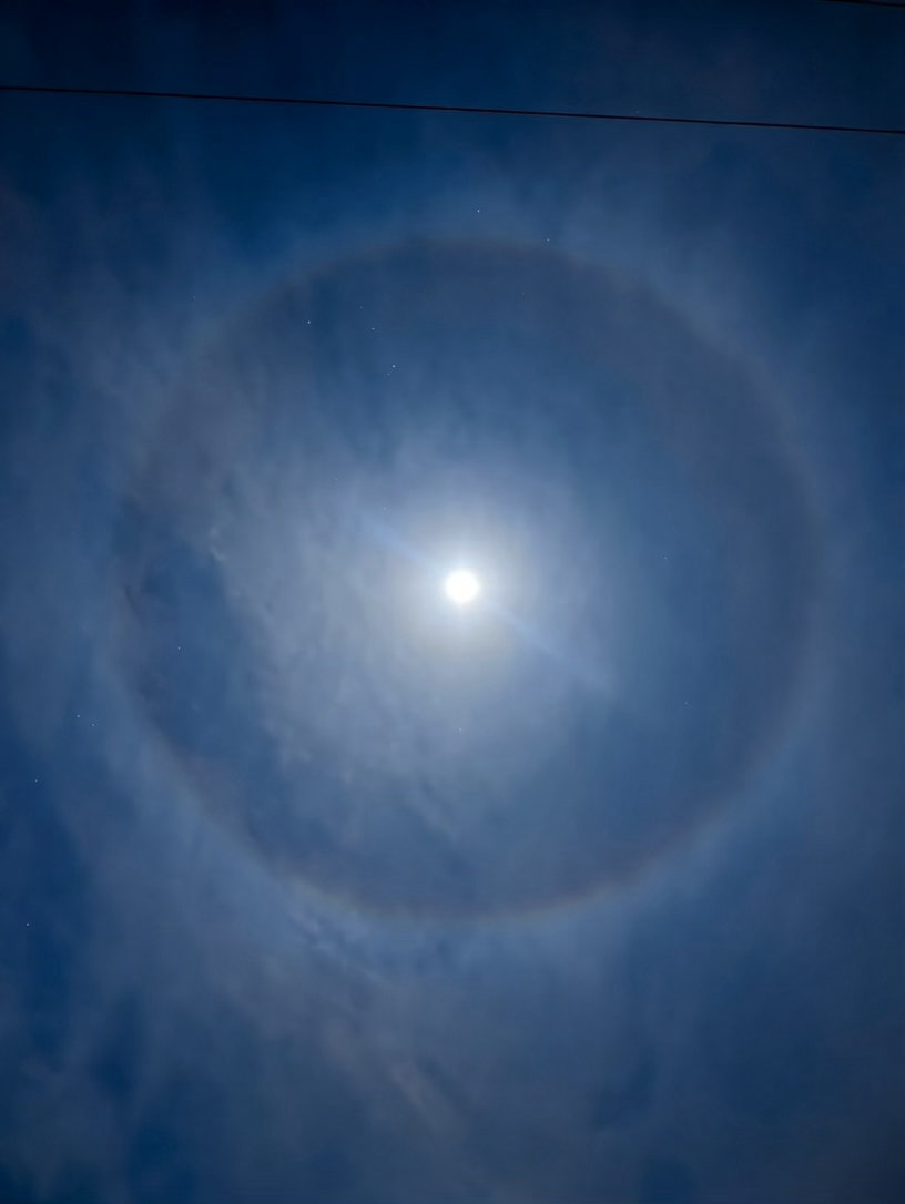 回家路上看到了月晕，Luna Halo。 