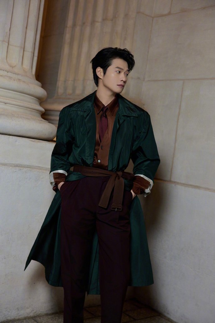 魏大勋与圣罗兰巴黎再聚，出席Saint Laurent 2026 秋冬系列发布秀