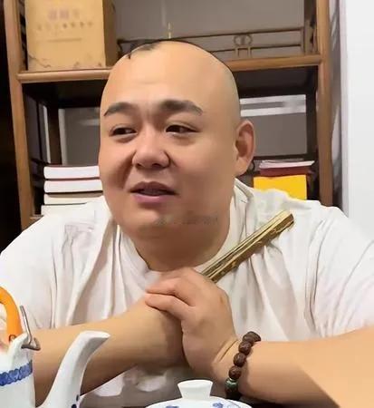杨鹤通栽了

真没想到

跟着郭德纲王惠拼了二十年的元老，居然因为几句直播随口发