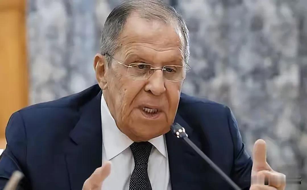 俄罗斯外长拉夫罗夫最近点破了一个关键问题：为什么特朗普对中国格外忌惮？因为中国是