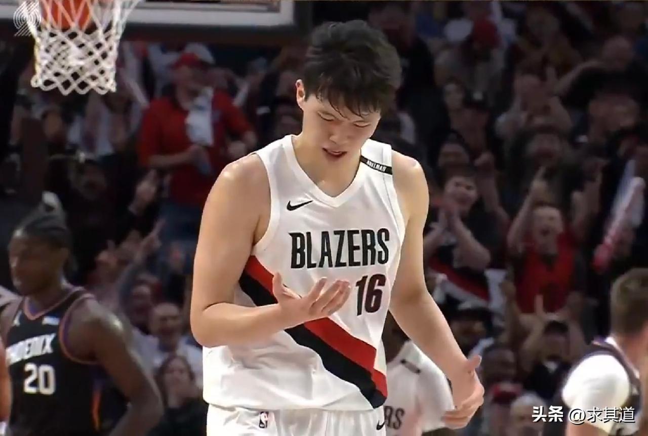 两个进球可以！NBA常规赛，开拓者血虐太阳，杨瀚森末节砍下5分+2板，蒙了一个3