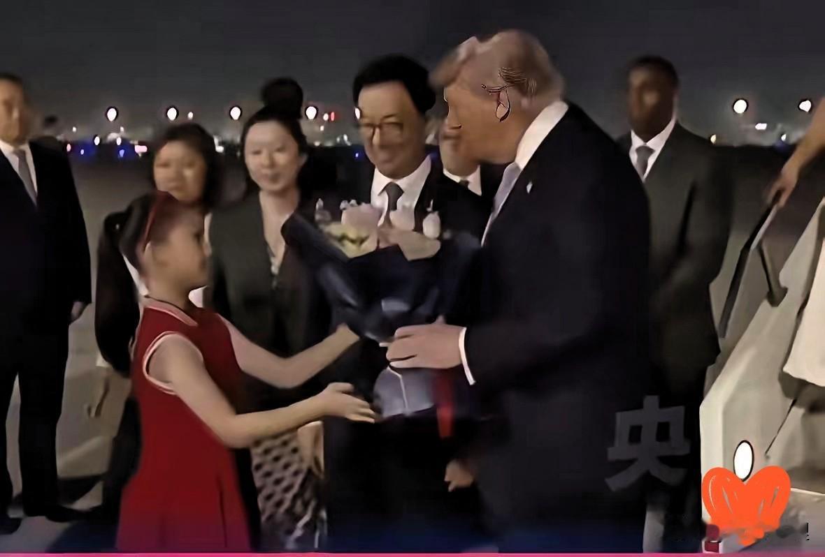特朗普来了，昨晚的迎接仪式，
镜头扫过停机坪那一秒，
直接让人心底一软！

满屏