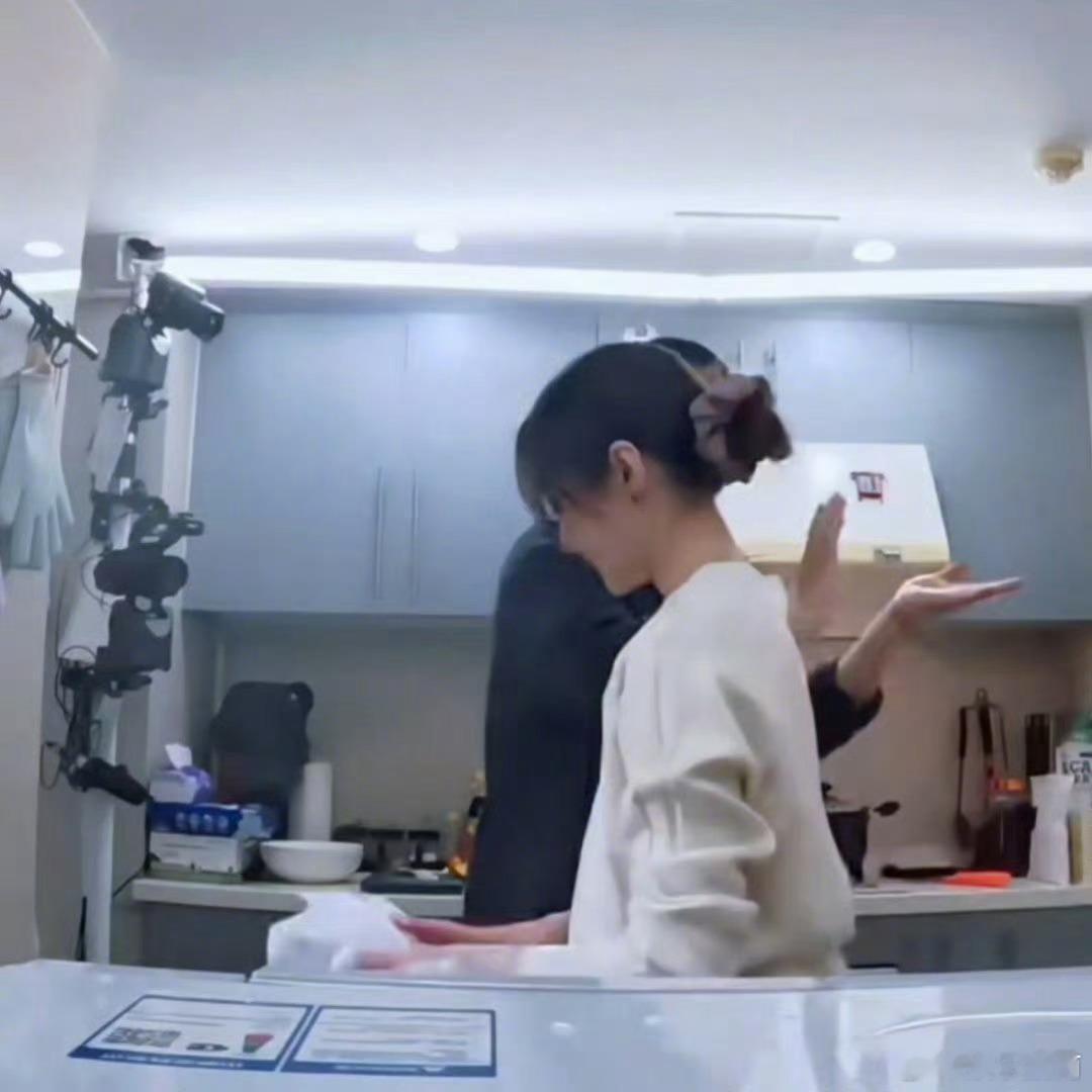 马頔抱李纯鬼鬼祟祟， 马頔，特粘糊一北京孩子哈哈 