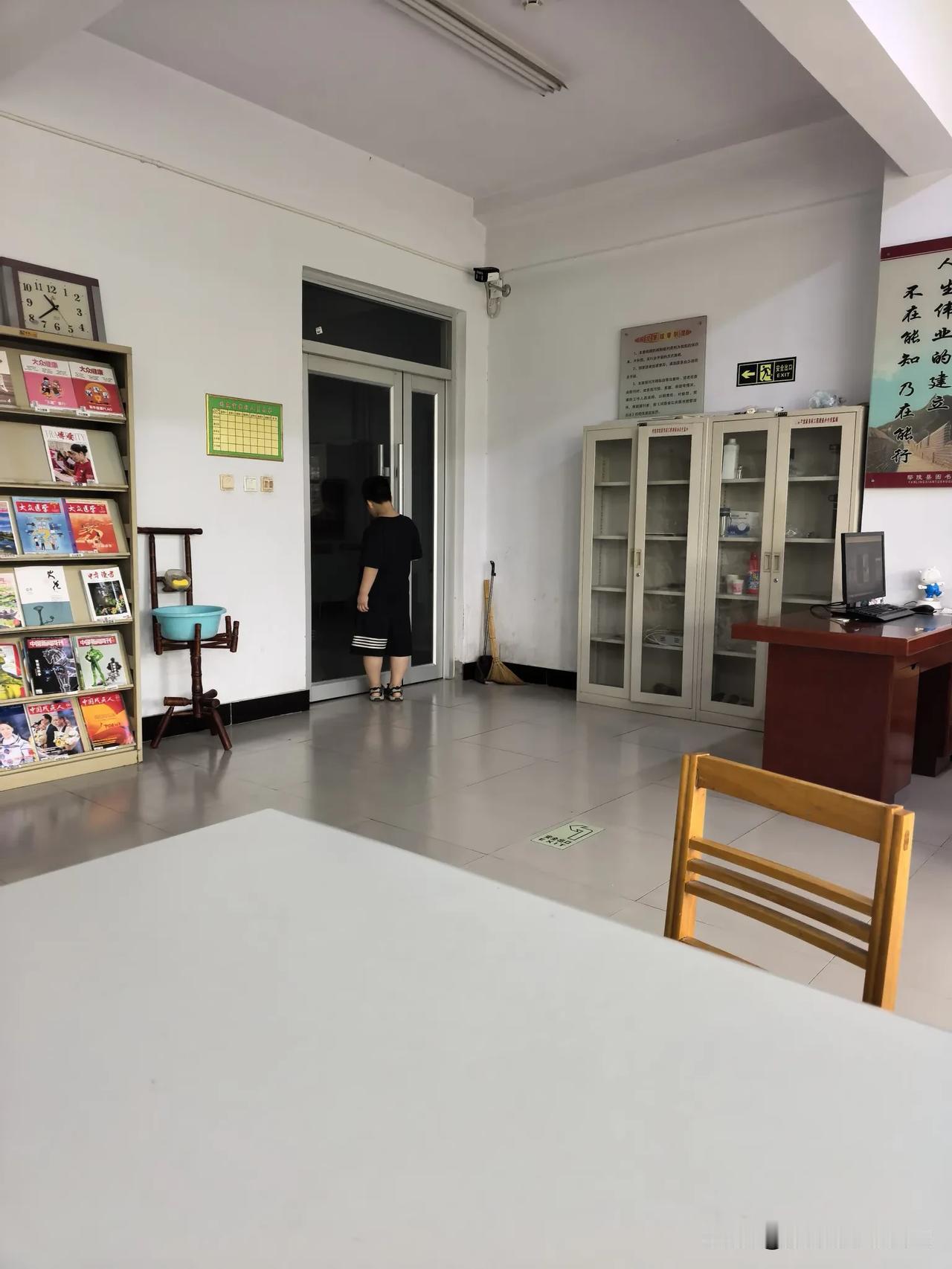 图书馆和阅览室共有4间房，东西两个门。

西边儿有两间房、一个管理员、一个门儿。