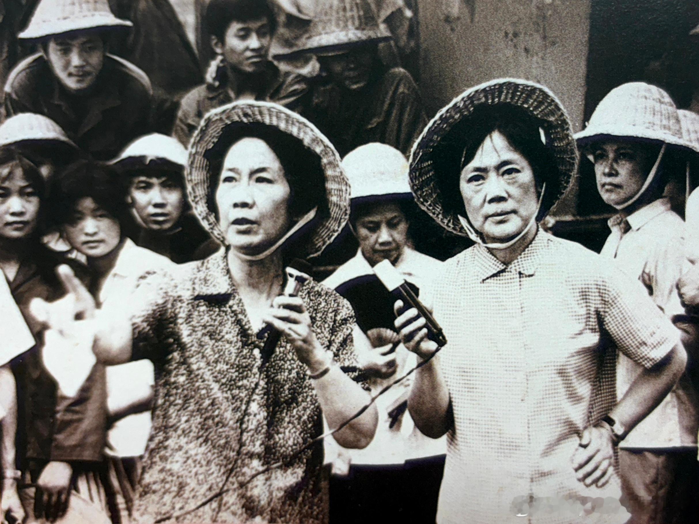 1982年7月袁雪芬、范瑞娟等慰问上海港工人越剧