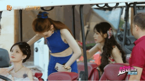 张艺凡戚薇毯子还能塞下一个我吗 谁看了张艺凡和戚薇互相取暖这幕不心软啊，张艺凡小