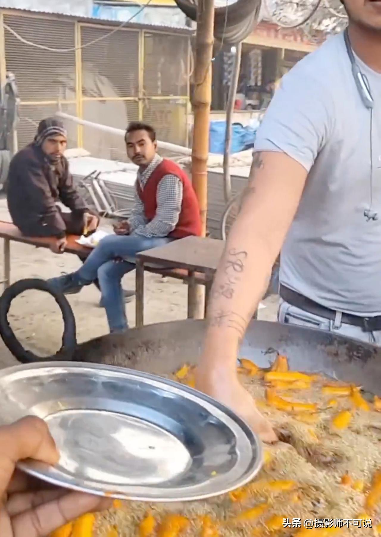 去过印度的老铁进来解释一下，这是真的吗？印度街头小贩小哥居然徒手在油锅里面捞取油