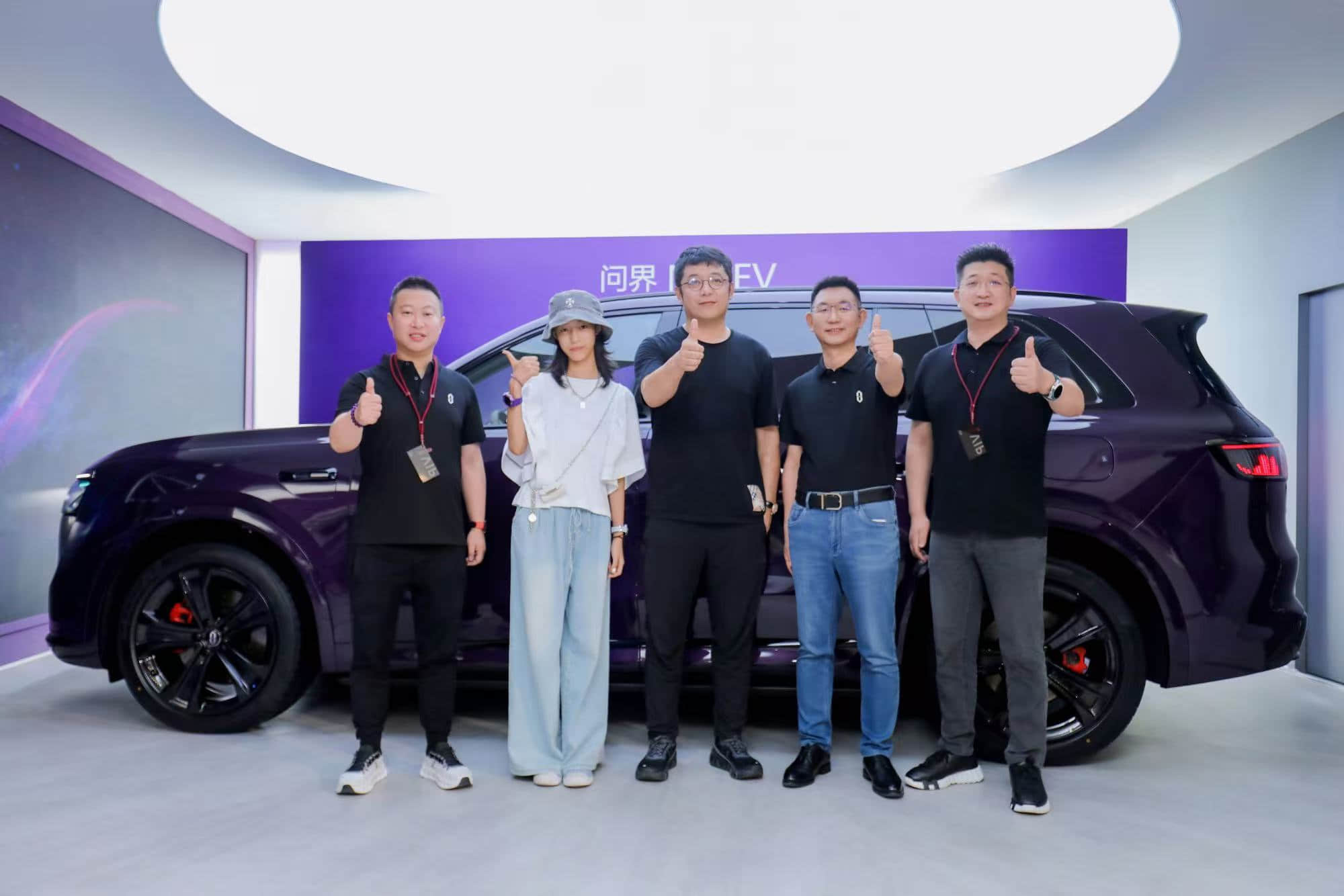 问界M8 纯电版 夜紫开箱：紫色风潮，时尚新标准这不是一场简单的开箱，这是问界M