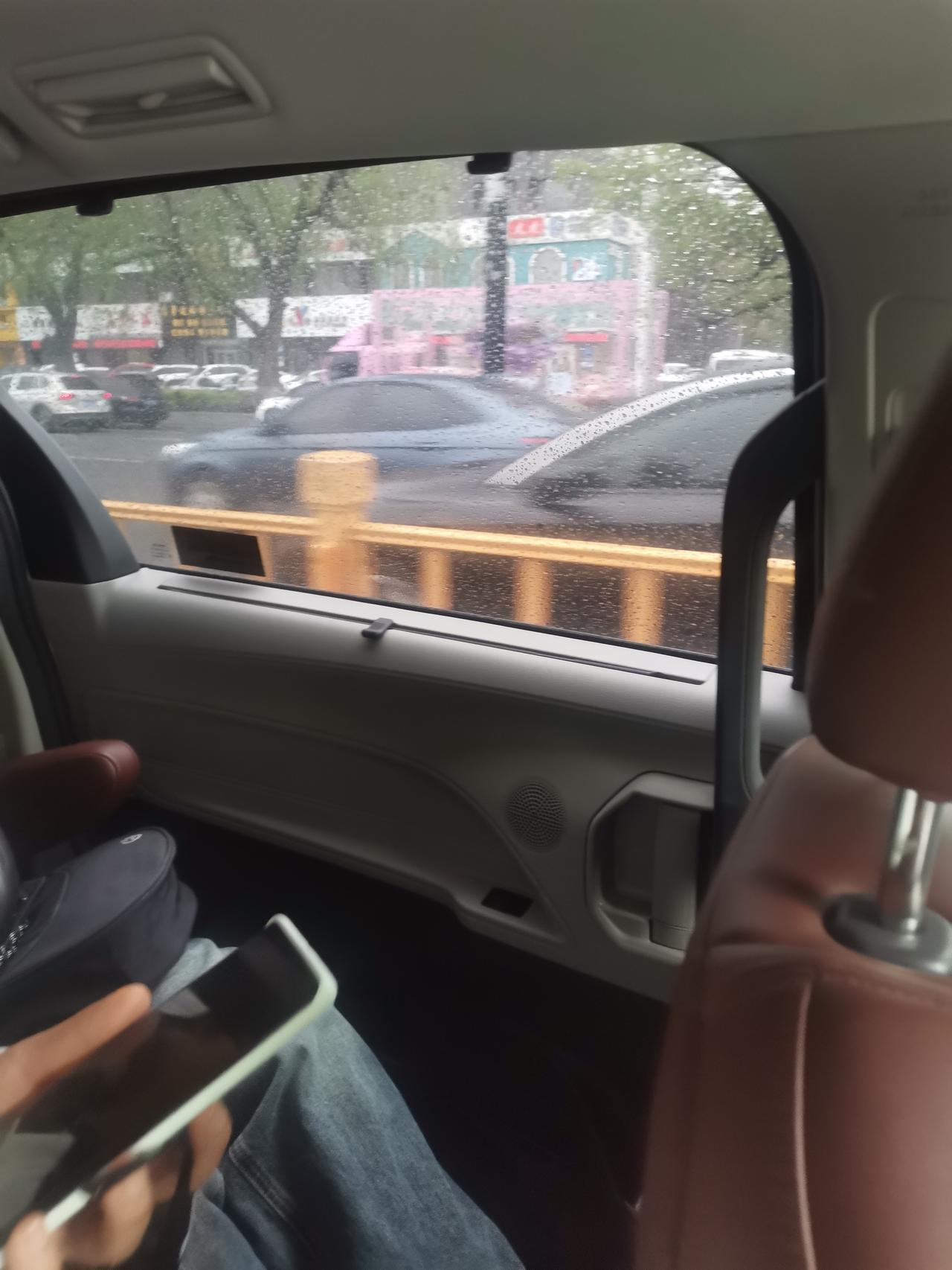 坐标吉林市，母亲节这天，不知是哪位孝子给母亲送了满满一大车花，那场面，着实震撼！