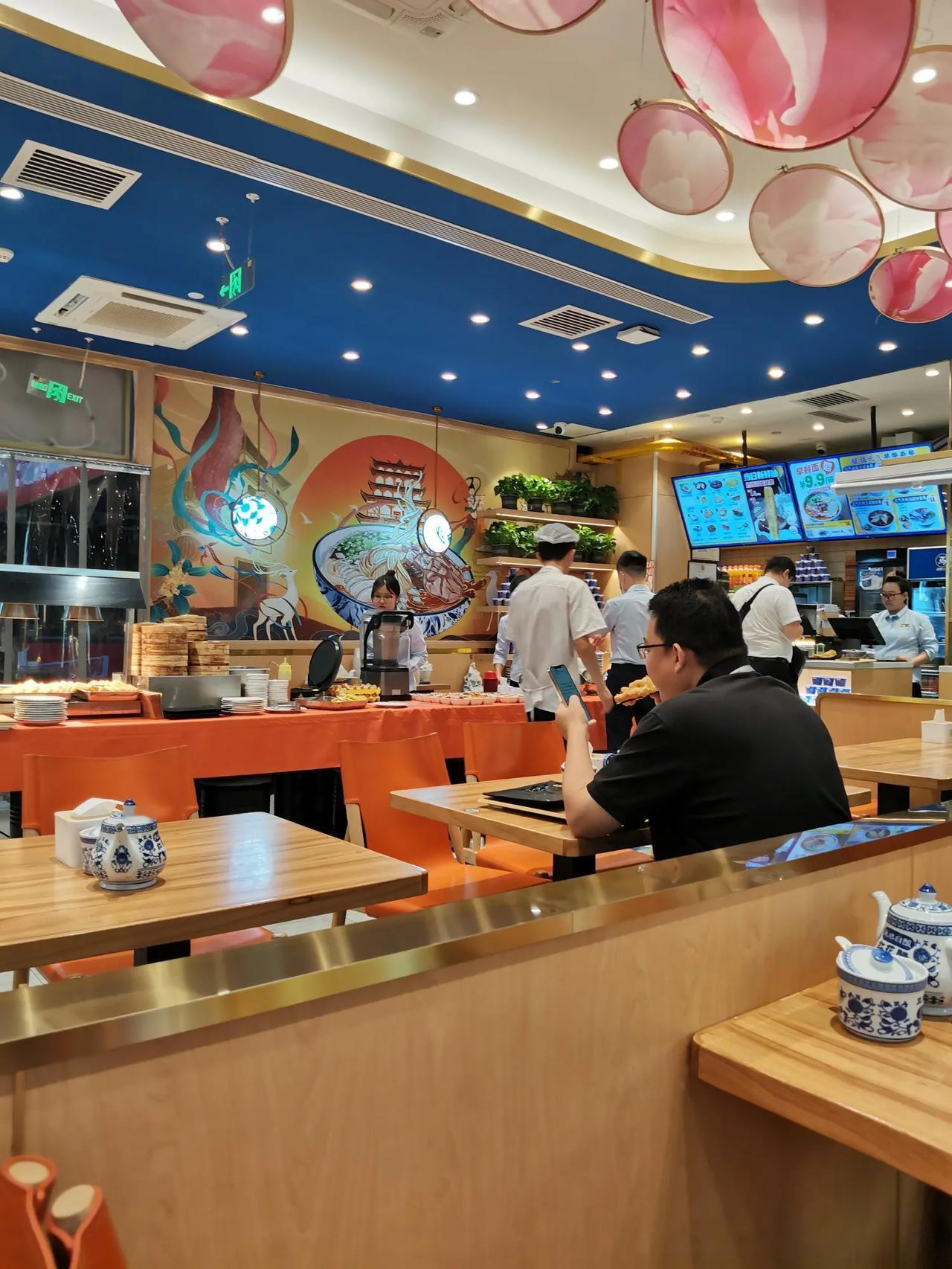 晨练完，信步走到锐中心对过的平安金融大厦负一层的清真早餐店，花14元买了一碗绿豆
